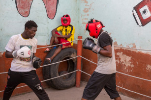 Regula Tschumi Photography album: Boxers, Acrobats and Footballers in Bukom - Regula_Tschumi-9529.jpg