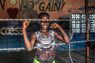 Regula Tschumi Photography album: Boxers, Acrobats and Footballers in Bukom - Regula_Tschumi-8122.jpg