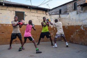 Regula Tschumi Photography album: Boxers, Acrobats and Footballers in Bukom - Regula_Tschumi-7110.jpg