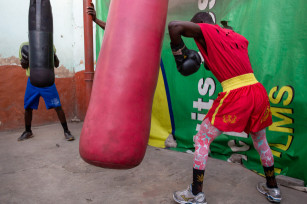 Regula Tschumi Photography album: Boxers, Acrobats and Footballers in Bukom - Regula_Tschumi-7871.jpg