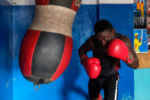 Regula Tschumi Photography album: Boxers, Acrobats and Footballers in Bukom - Regula_Tschumi-0191.jpg