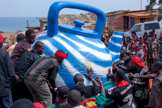 Regula Tschumi Photography album:Figurative Coffins and Funerals