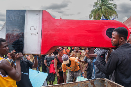 Regula Tschumi Photography album: Figurative Coffins and Funerals - Regula_Tschumi-3354.jpg