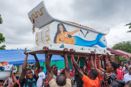 Regula Tschumi Photography album: Figurative Coffins and Funerals - Regula_Tschumi-4421.jpg